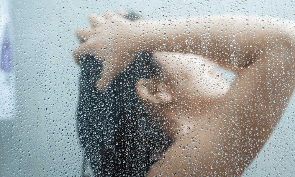 Przetłuszczająca się skóra głowy? Oto, co możesz zrobić