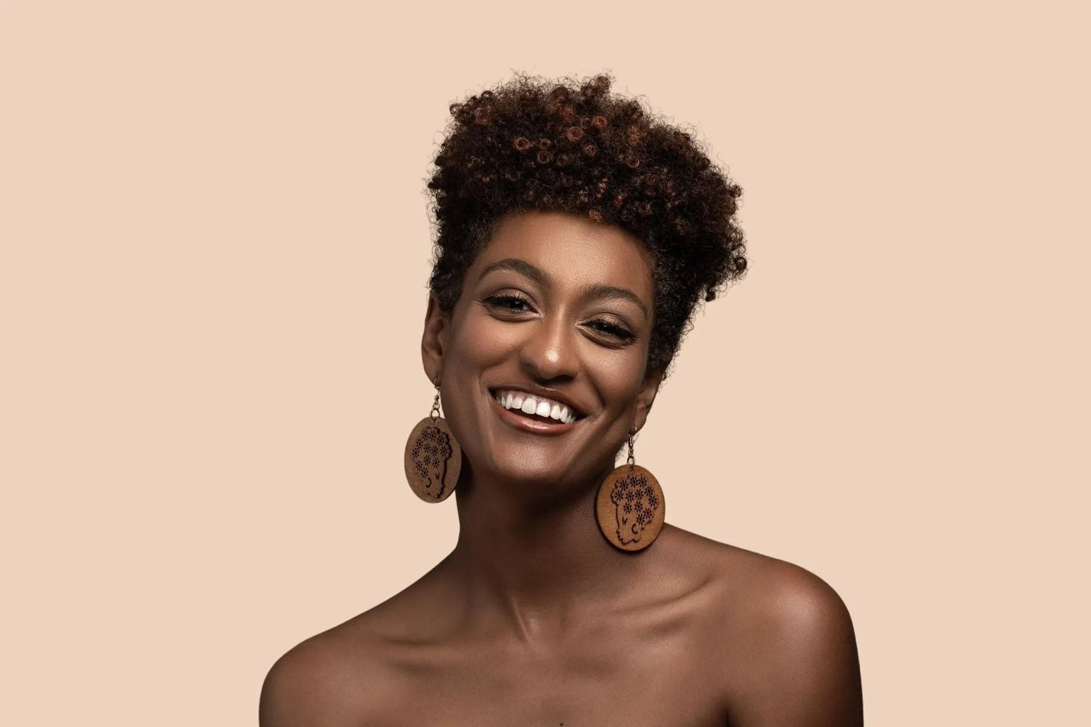 Tudo o que precisa de saber sobre o cabelo 4C e como cuidar dele da melhor forma